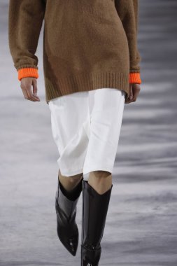 New York, Ny - 11 Şubat: Manken Tibi sonbahar 2018 Pier 17, 11 Şubat 2018 New York'ta giyen pist yürür.