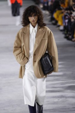 New York, Ny - 11 Şubat: Manken Tibi sonbahar 2018 Pier 17, 11 Şubat 2018 New York'ta giyen pist yürür.