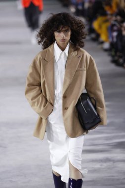 New York, Ny - 11 Şubat: Manken Tibi sonbahar 2018 Pier 17, 11 Şubat 2018 New York'ta giyen pist yürür.