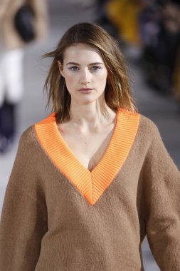 New York, Ny - 11 Şubat: Manken Tibi sonbahar 2018 Pier 17, 11 Şubat 2018 New York'ta giyen pist yürür.