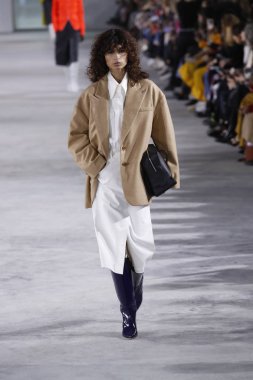 New York, Ny - 11 Şubat: Manken Tibi sonbahar 2018 Pier 17, 11 Şubat 2018 New York'ta giyen pist yürür.