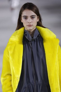 New York, Ny - 11 Şubat: Manken Tibi sonbahar 2018 Pier 17, 11 Şubat 2018 New York'ta giyen pist yürür.