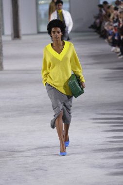 New York, Ny - 11 Şubat: Manken Tibi sonbahar 2018 Pier 17, 11 Şubat 2018 New York'ta giyen pist yürür.