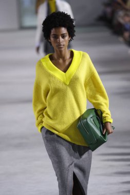 New York, Ny - 11 Şubat: Manken Tibi sonbahar 2018 Pier 17, 11 Şubat 2018 New York'ta giyen pist yürür.