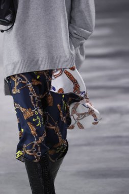 New York, Ny - 11 Şubat: Manken Tibi sonbahar 2018 Pier 17, 11 Şubat 2018 New York'ta giyen pist yürür.