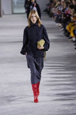 New York, Ny - 11 Şubat: Manken Tibi sonbahar 2018 Pier 17, 11 Şubat 2018 New York'ta giyen pist yürür.