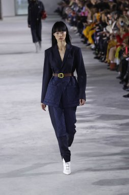 New York, Ny - 11 Şubat: Manken Tibi sonbahar 2018 Pier 17, 11 Şubat 2018 New York'ta giyen pist yürür.