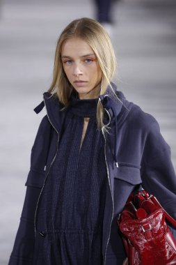 New York, Ny - 11 Şubat: Manken Tibi sonbahar 2018 Pier 17, 11 Şubat 2018 New York'ta giyen pist yürür.