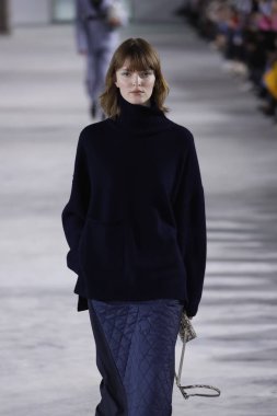 New York, Ny - 11 Şubat: Manken Tibi sonbahar 2018 Pier 17, 11 Şubat 2018 New York'ta giyen pist yürür.