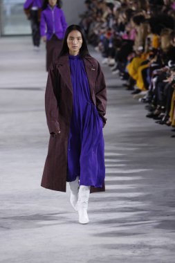 New York, Ny - 11 Şubat: Manken Tibi sonbahar 2018 Pier 17, 11 Şubat 2018 New York'ta giyen pist yürür.