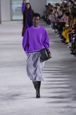 New York, Ny - 11 Şubat: Manken Tibi sonbahar 2018 Pier 17, 11 Şubat 2018 New York'ta giyen pist yürür.