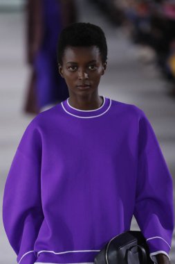 New York, Ny - 11 Şubat: Manken Tibi sonbahar 2018 Pier 17, 11 Şubat 2018 New York'ta giyen pist yürür.