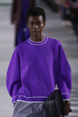 New York, Ny - 11 Şubat: Manken Tibi sonbahar 2018 Pier 17, 11 Şubat 2018 New York'ta giyen pist yürür.