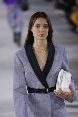 New York, Ny - 11 Şubat: Manken Tibi sonbahar 2018 Pier 17, 11 Şubat 2018 New York'ta giyen pist yürür.