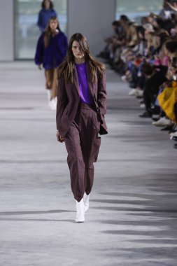 New York, Ny - 11 Şubat: Manken Tibi sonbahar 2018 Pier 17, 11 Şubat 2018 New York'ta giyen pist yürür.