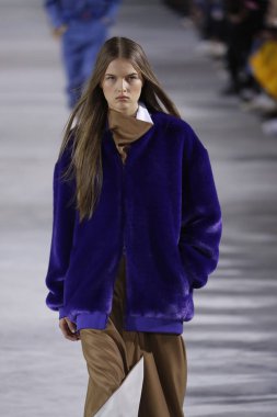 New York, Ny - 11 Şubat: Manken Tibi sonbahar 2018 Pier 17, 11 Şubat 2018 New York'ta giyen pist yürür.