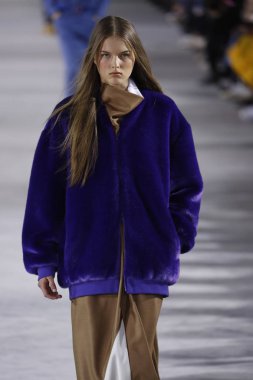 New York, Ny - 11 Şubat: Manken Tibi sonbahar 2018 Pier 17, 11 Şubat 2018 New York'ta giyen pist yürür.