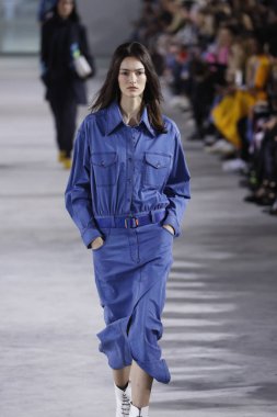 New York, Ny - 11 Şubat: Manken Tibi sonbahar 2018 Pier 17, 11 Şubat 2018 New York'ta giyen pist yürür.