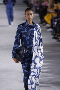 New York, Ny - 11 Şubat: Manken Tibi sonbahar 2018 Pier 17, 11 Şubat 2018 New York'ta giyen pist yürür.