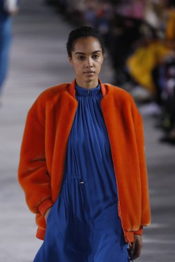 New York, Ny - 11 Şubat: Manken Tibi sonbahar 2018 Pier 17, 11 Şubat 2018 New York'ta giyen pist yürür.