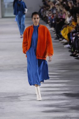 New York, Ny - 11 Şubat: Manken Tibi sonbahar 2018 Pier 17, 11 Şubat 2018 New York'ta giyen pist yürür.