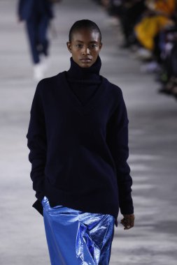 New York, Ny - 11 Şubat: Manken Tibi sonbahar 2018 Pier 17, 11 Şubat 2018 New York'ta giyen pist yürür.