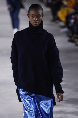 New York, Ny - 11 Şubat: Manken Tibi sonbahar 2018 Pier 17, 11 Şubat 2018 New York'ta giyen pist yürür.