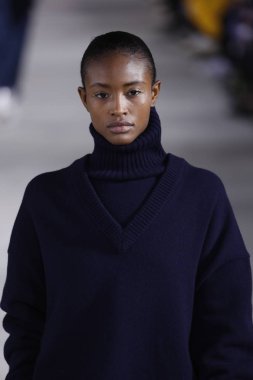 New York, Ny - 11 Şubat: Manken Tibi sonbahar 2018 Pier 17, 11 Şubat 2018 New York'ta giyen pist yürür.