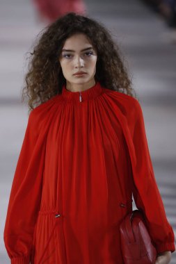 New York, Ny - 11 Şubat: Manken Tibi sonbahar 2018 Pier 17, 11 Şubat 2018 New York'ta giyen pist yürür.