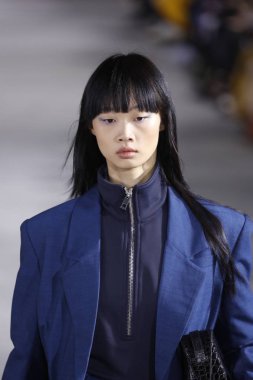 New York, Ny - 11 Şubat: Manken Tibi sonbahar 2018 Pier 17, 11 Şubat 2018 New York'ta giyen pist yürür.