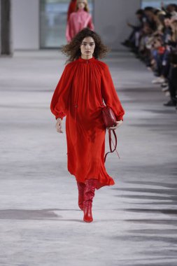 New York, Ny - 11 Şubat: Manken Tibi sonbahar 2018 Pier 17, 11 Şubat 2018 New York'ta giyen pist yürür.