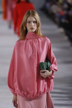 New York, Ny - 11 Şubat: Manken Tibi sonbahar 2018 Pier 17, 11 Şubat 2018 New York'ta giyen pist yürür.