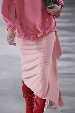 New York, Ny - 11 Şubat: Manken Tibi sonbahar 2018 Pier 17, 11 Şubat 2018 New York'ta giyen pist yürür.