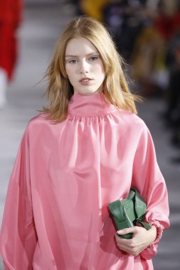 New York, Ny - 11 Şubat: Manken Tibi sonbahar 2018 Pier 17, 11 Şubat 2018 New York'ta giyen pist yürür.