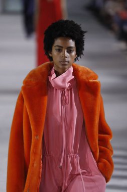 New York, Ny - 11 Şubat: Manken Tibi sonbahar 2018 Pier 17, 11 Şubat 2018 New York'ta giyen pist yürür.