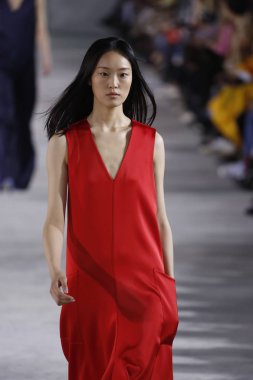 New York, Ny - 11 Şubat: Manken Tibi sonbahar 2018 Pier 17, 11 Şubat 2018 New York'ta giyen pist yürür.