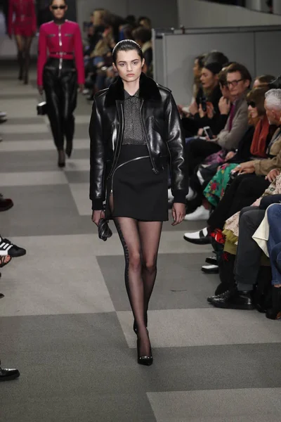 New York Febbraio Una Modella Percorre Passerella All Alexander Wang — Foto Stock