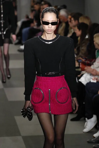 Nova Iorque Fevereiro Modelo Caminha Pista Alexander Wang Fashion Show — Fotografia de Stock