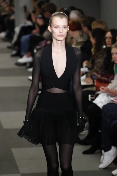 New York Febbraio Una Modella Percorre Passerella All Alexander Wang — Foto Stock