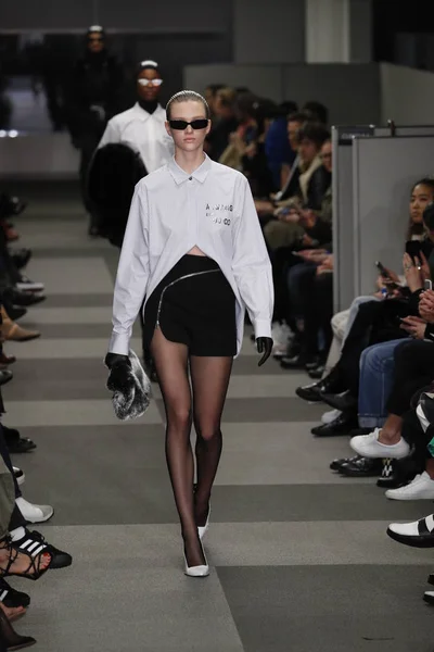 New York Febbraio Una Modella Percorre Passerella All Alexander Wang — Foto Stock