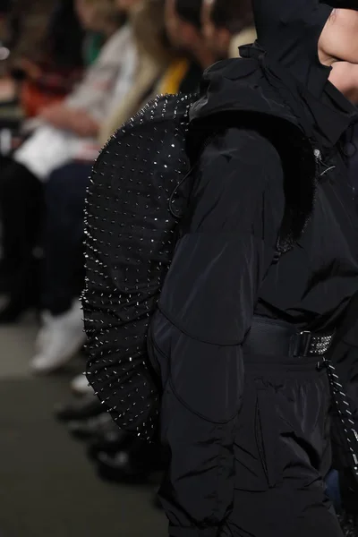 ニューヨーク ニューヨーク モデル滑走路を歩くファッションショーのアレキサンダー王にニューヨーク ファッション ウィーク中に タイムズ スクエアで 2018 日にニューヨーク市で — ストック写真