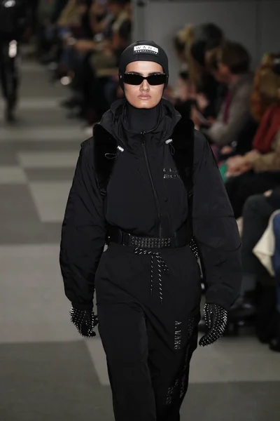 ニューヨーク ニューヨーク モデル滑走路を歩くファッションショーのアレキサンダー王にニューヨーク ファッション ウィーク中に タイムズ スクエアで 2018 日にニューヨーク市で — ストック写真