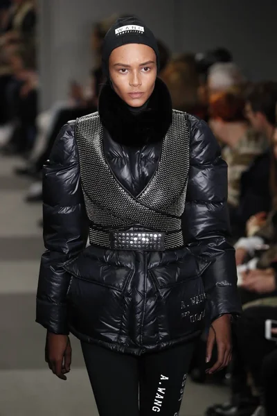 Nova Iorque Fevereiro Modelo Caminha Pista Alexander Wang Fashion Show — Fotografia de Stock