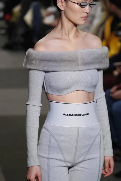 Nova Iorque Fevereiro Modelo Caminha Pista Alexander Wang Fashion Show — Fotografia de Stock
