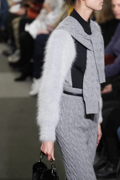New York Februari Een Model Loopt Baan Bij Modeshow Van — Stockfoto