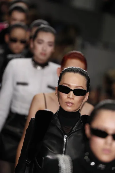 Nowy Jork Lutego Modele Spaceru Finał Pasa Alexander Wang Pokaz — Zdjęcie stockowe