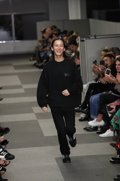 Nueva York Febrero Diseñador Alexander Wang Camina Por Pasarela Desfile — Foto de Stock