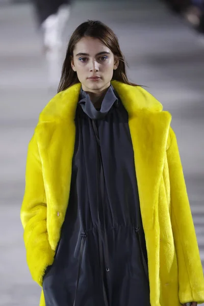 New York February Model Walks Runway Wearing Tibi Fall 2018 — Stock Photo, Image