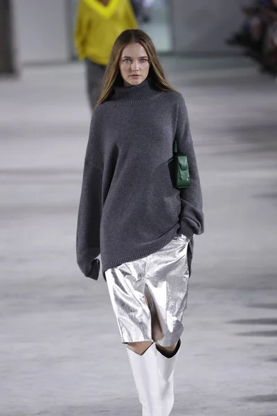 Nova Iorque Fevereiro Modelo Caminha Pista Usando Tibi Fall 2018 — Fotografia de Stock