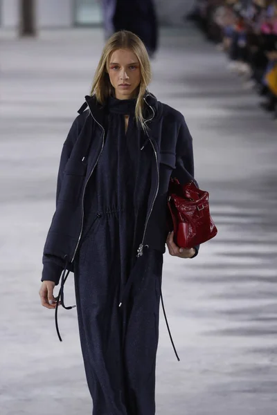 New York February Model Walks Runway Wearing Tibi Fall 2018 — Stock Photo, Image